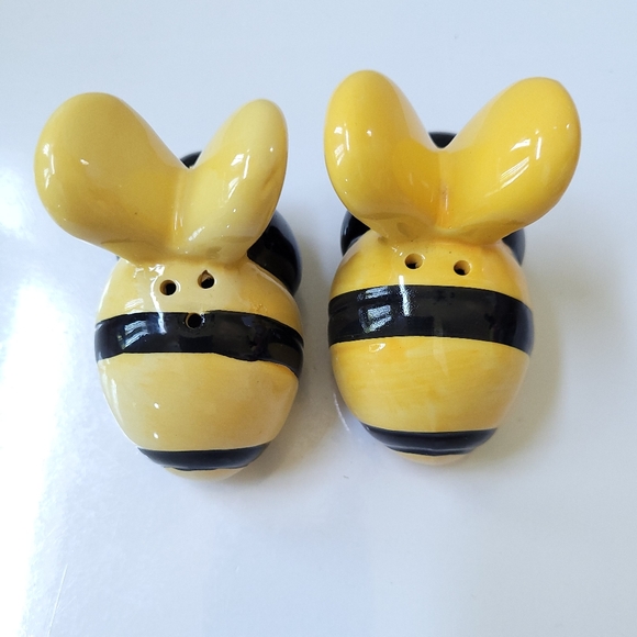 CUTE Ceramic Bumble Bee Salt and Pepper Shaker Set - Picture 3 of 7